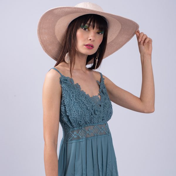 MAT HAT IN A COMBINATION OF THREE COLOURS