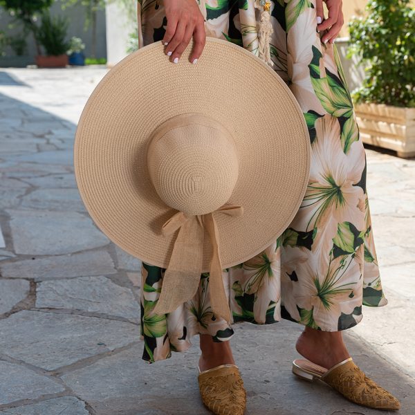 MAT HAT IN ECRU COLOUR AND A BOW